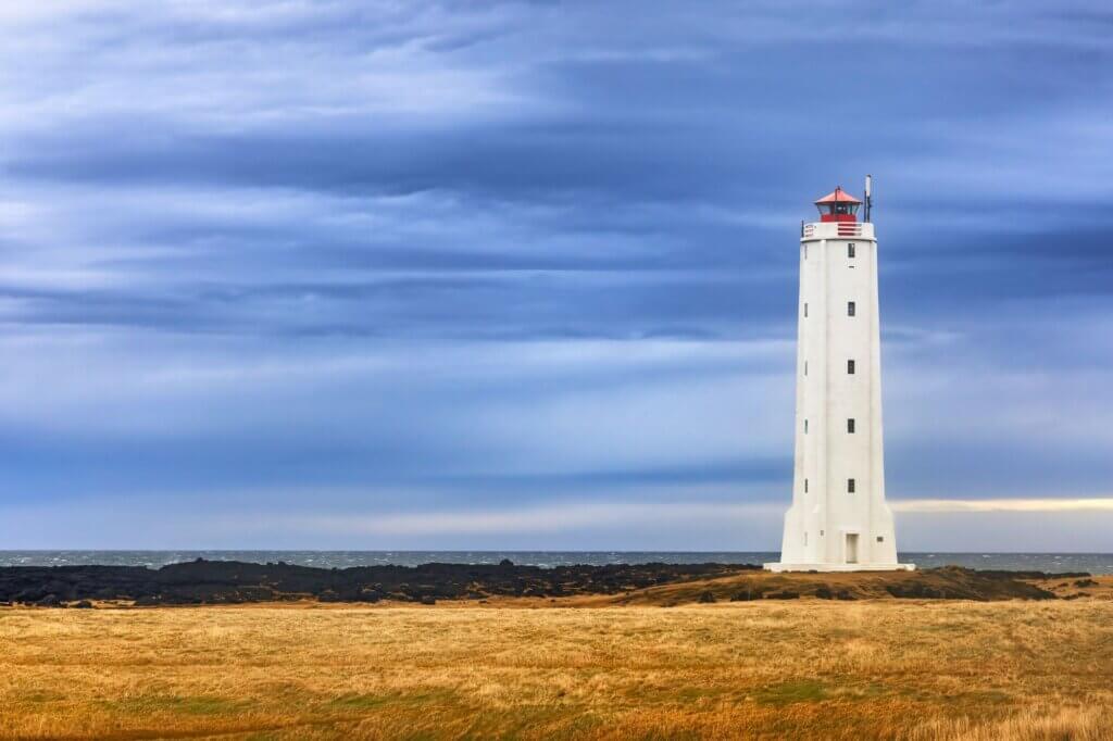 Besuche den Malarrif Lighthouse mit Blick auf Meer und Felsen