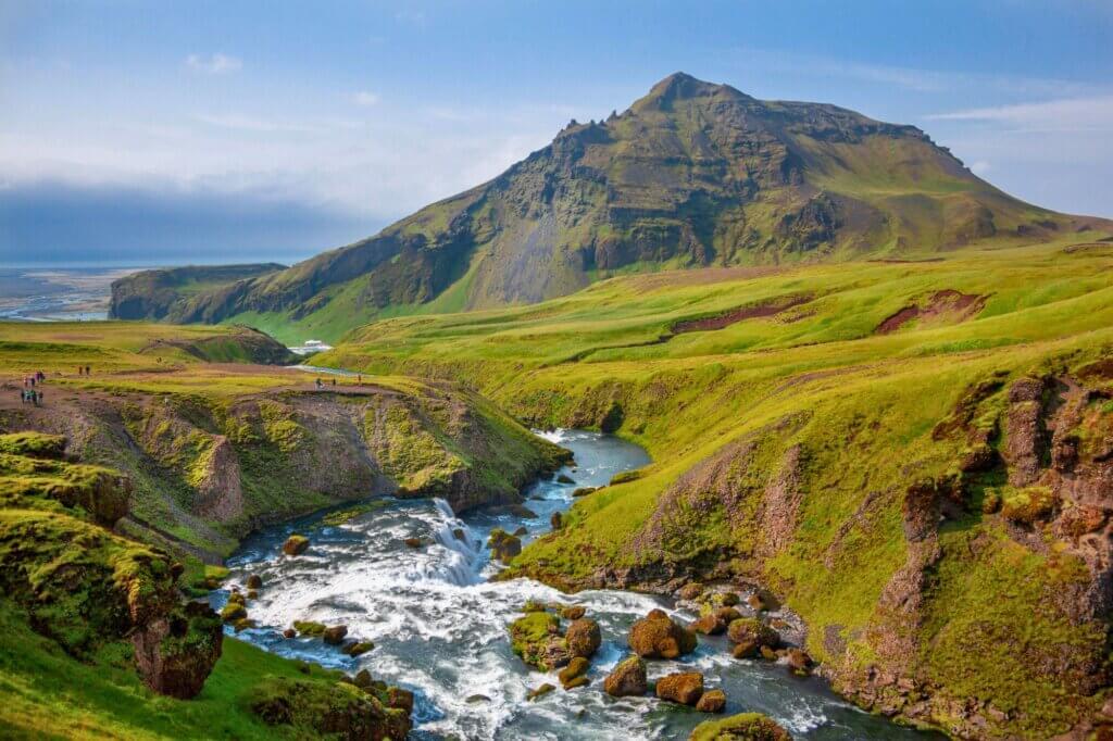 Genieße ein Picknick mit Lachs und Hverabrauð am Skógafoss