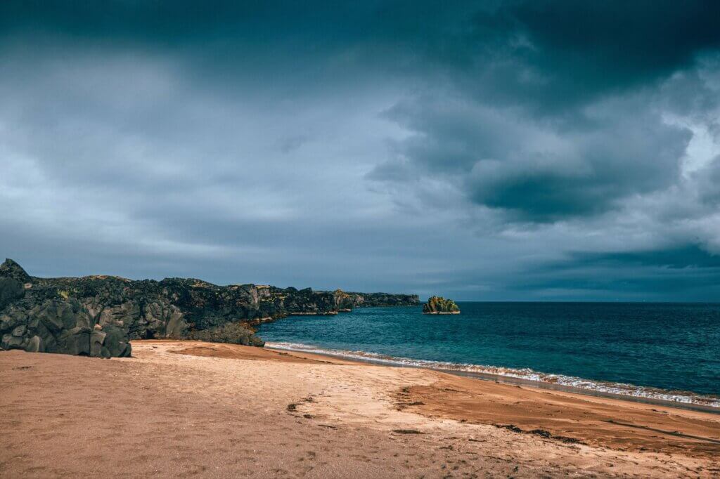 Genieße die Ruhe an einem der seltenen hellen Strände Islands