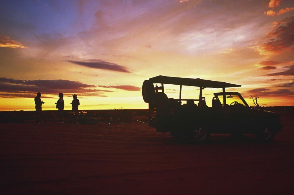 Erlebe den Sonnenuntergang bei einem Sundowner Drive durch die Kalahari